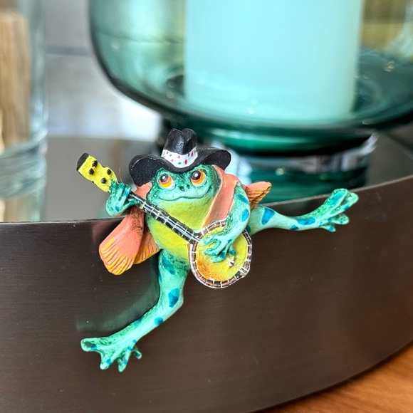 Artisan Country Frog Playing Banjo Brooch - Picture 4 of 6